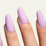 Esmalte semipermanente lavanda Pigmentix® Lavender 042 aplicado en uñas, Musa Nails