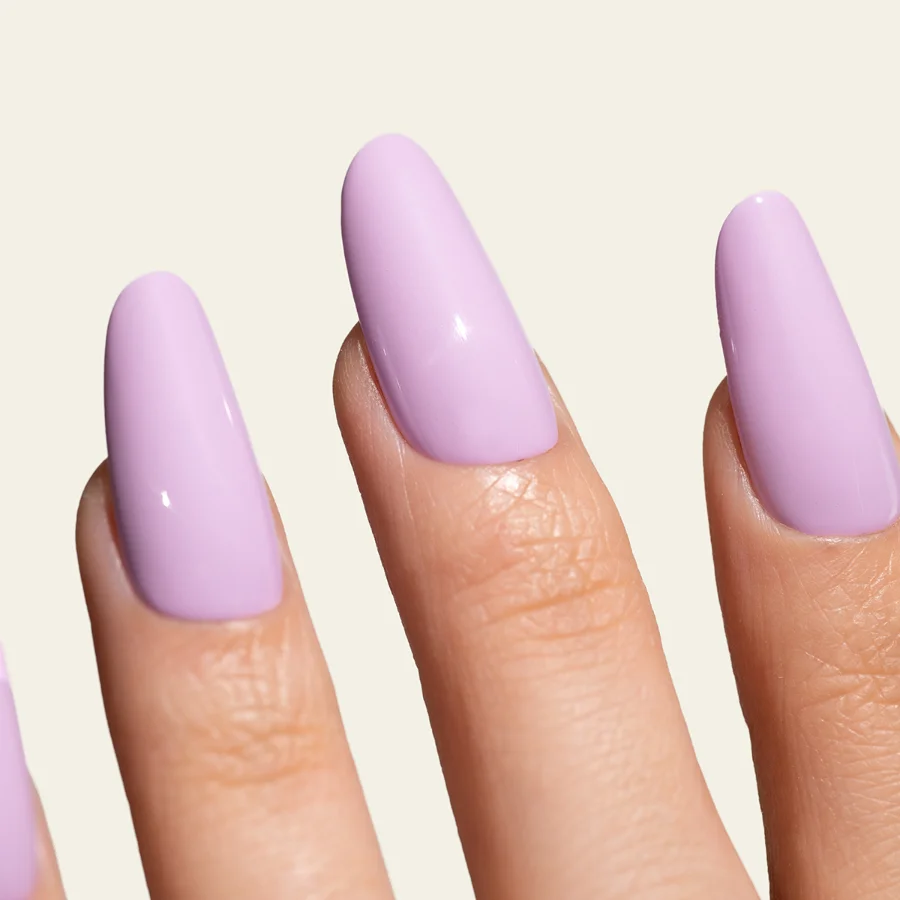 Esmalte semipermanente lavanda Pigmentix® Lavender 042 aplicado en uñas, Musa Nails