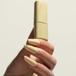 Esmalte semipermanente amarillo vainilla Pigmentix® Lemongrass 047 aplicado en uñas, Musa Nails