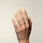 Esmalte semipermanente amarillo vainilla Pigmentix® Lemongrass 047 aplicado en uñas, Musa Nails