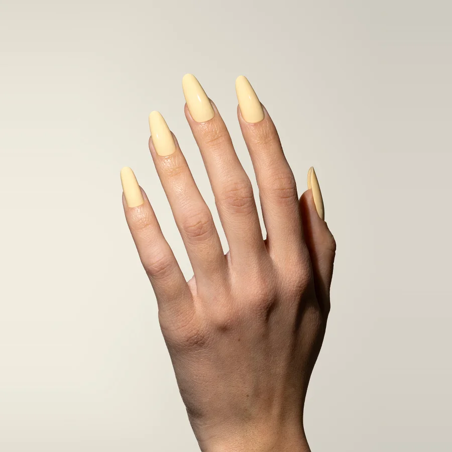 Esmalte semipermanente amarillo vainilla Pigmentix® Lemongrass 047 aplicado en uñas, Musa Nails