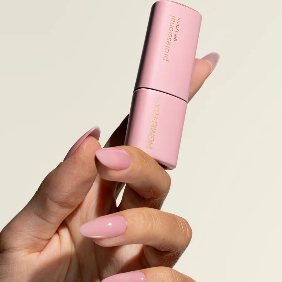 Esmalte semipermanente rosa claro Pigmentix® Light Pink 016 aplicado en uñas, Musa Nails