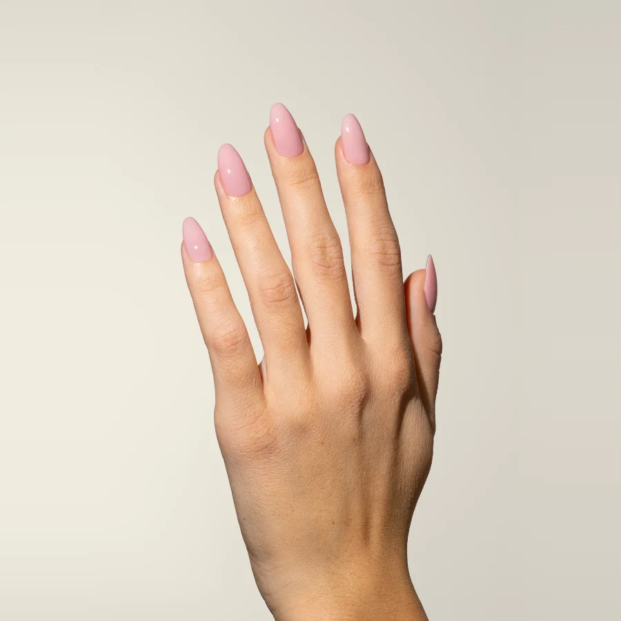 Esmalte semipermanente rosa claro Pigmentix® Light Pink 016 aplicado en uñas, Musa Nails