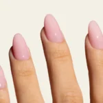 Esmalte semipermanente rosa claro Pigmentix® Light Pink 016 aplicado en uñas, Musa Nails