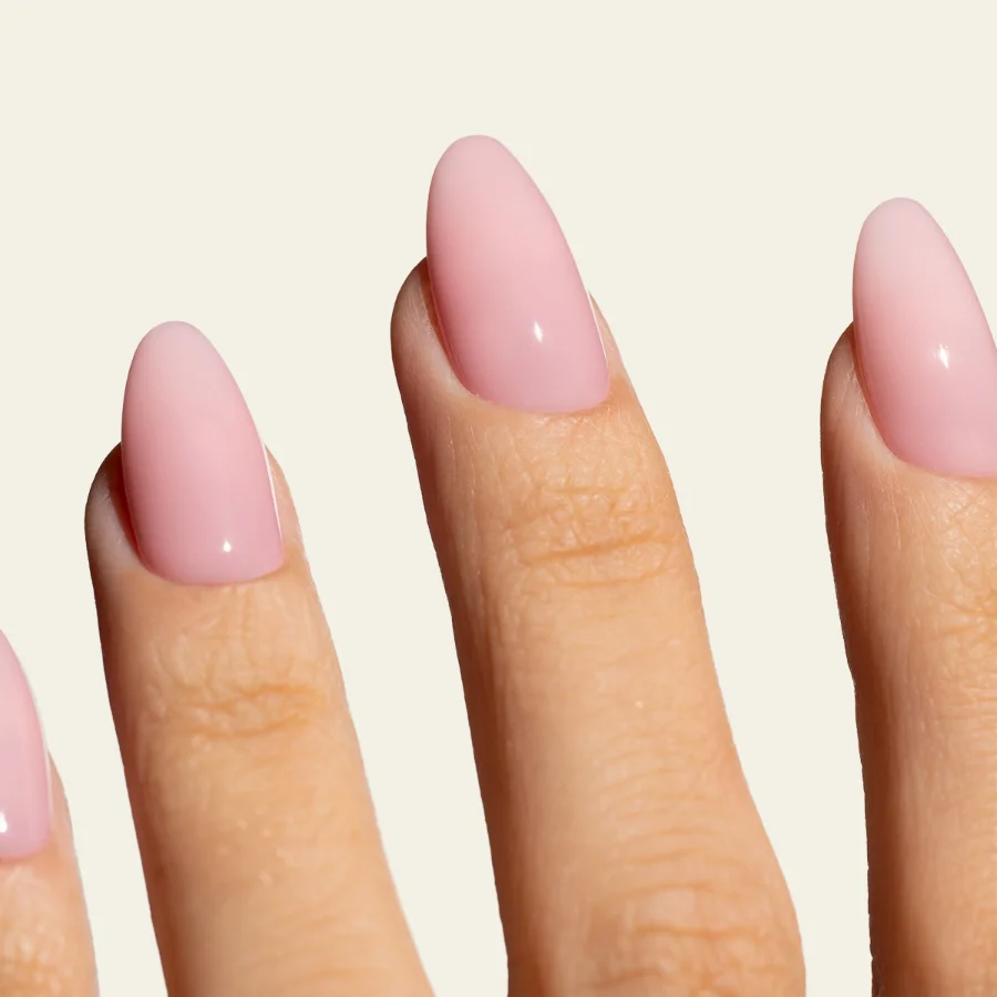 Esmalte semipermanente rosa claro Pigmentix® Light Pink 016 aplicado en uñas, Musa Nails