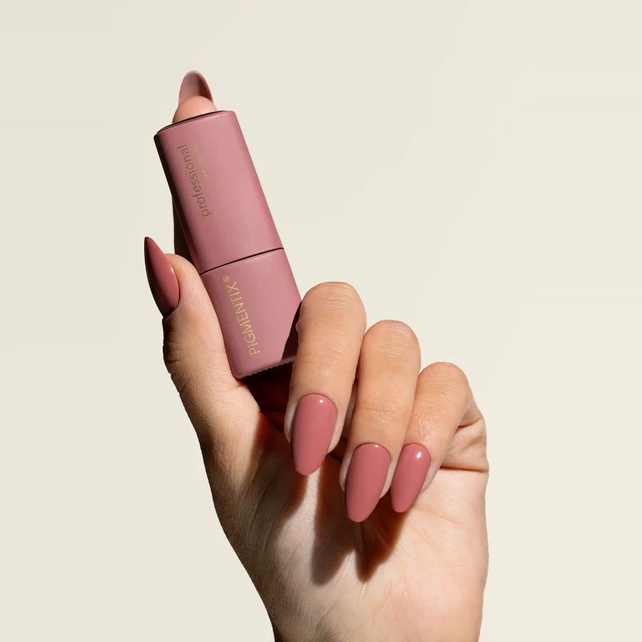 Esmalte semipermanente malva Pigmentix® Mauve 024 aplicado en uñas, Musa Nails