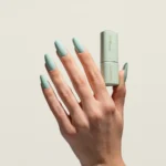 Esmalte semipermanente verde menta Pigmentix® Mint 051 aplicado en uñas, Musa Nails