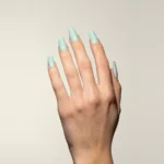 Esmalte semipermanente verde menta Pigmentix® Mint 051 aplicado en uñas, Musa Nails