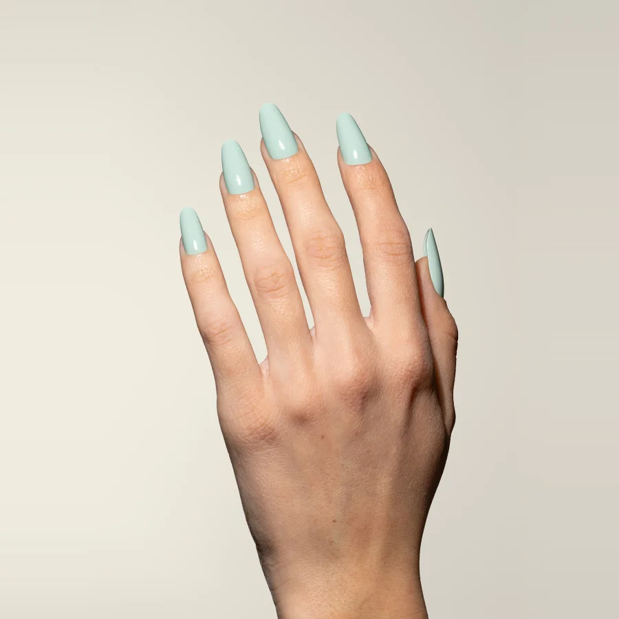 Esmalte semipermanente verde menta Pigmentix® Mint 051 aplicado en uñas, Musa Nails