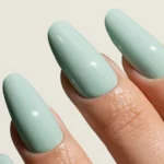 Esmalte semipermanente verde menta Pigmentix® Mint 051 aplicado en uñas, Musa Nails