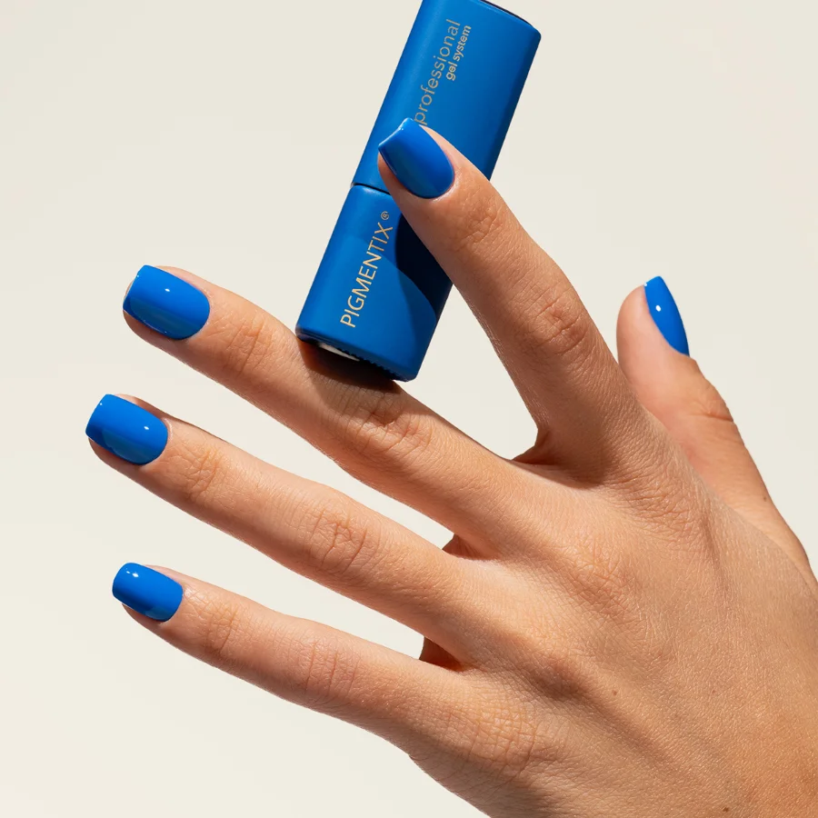 Esmalte semipermanente azul eléctrico Pigmentix® Pacific 54 aplicado en uñas, Musa Nails