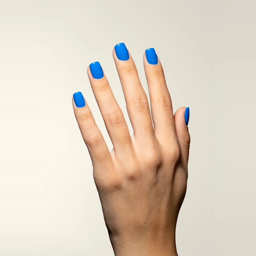 Esmalte semipermanente azul eléctrico Pigmentix® Pacific 54 aplicado en uñas, Musa Nails