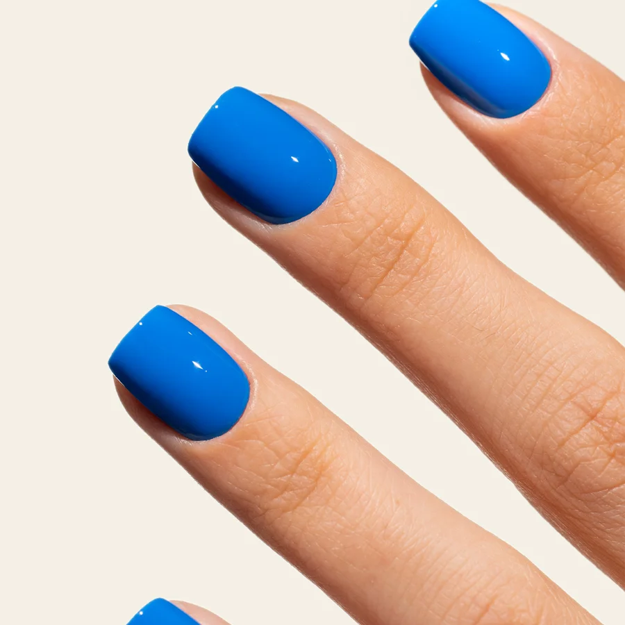 Esmalte semipermanente azul eléctrico Pigmentix® Pacific 54 aplicado en uñas, Musa Nails