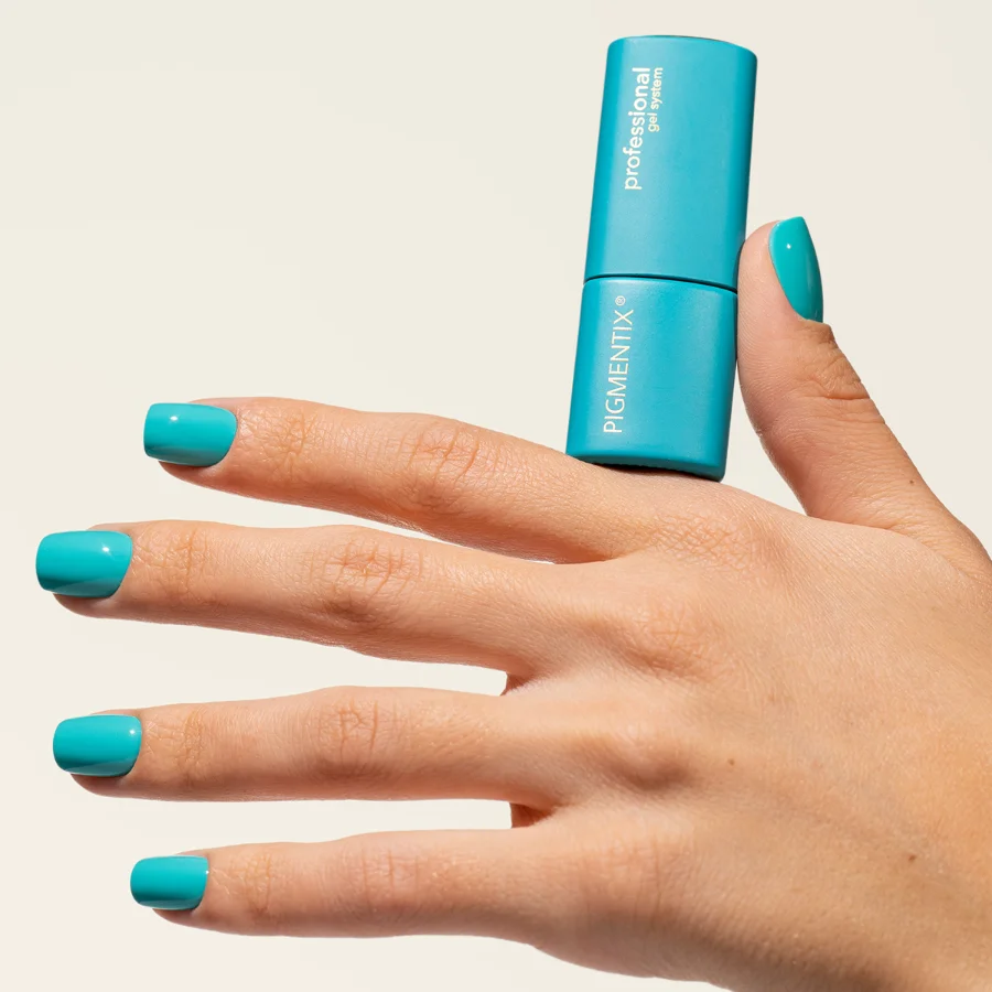 Esmalte semipermanente turquesa Pigmentix® Palms 57 aplicado en uñas, Musa Nails