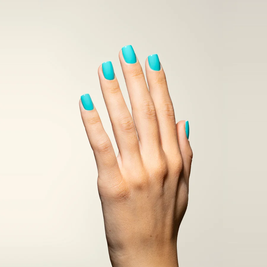 Esmalte semipermanente turquesa Pigmentix® Palms 57 aplicado en uñas, Musa Nails