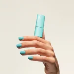 Esmalte semipermanente azul tiffany Pigmentix® Paradise 58 aplicado en uñas, Musa Nails