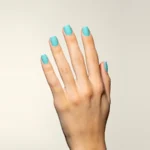 Esmalte semipermanente azul tiffany Pigmentix® Paradise 58 aplicado en uñas, Musa Nails