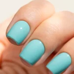 Esmalte semipermanente azul tiffany Pigmentix® Paradise 58 aplicado en uñas, Musa Nails