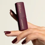 Esmalte semipermanente ciruela Pigmentix® Plum Rose 027 aplicado en uñas, Musa Nails