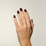 Esmalte semipermanente ciruela Pigmentix® Plum Rose 027 aplicado en uñas, Musa Nails