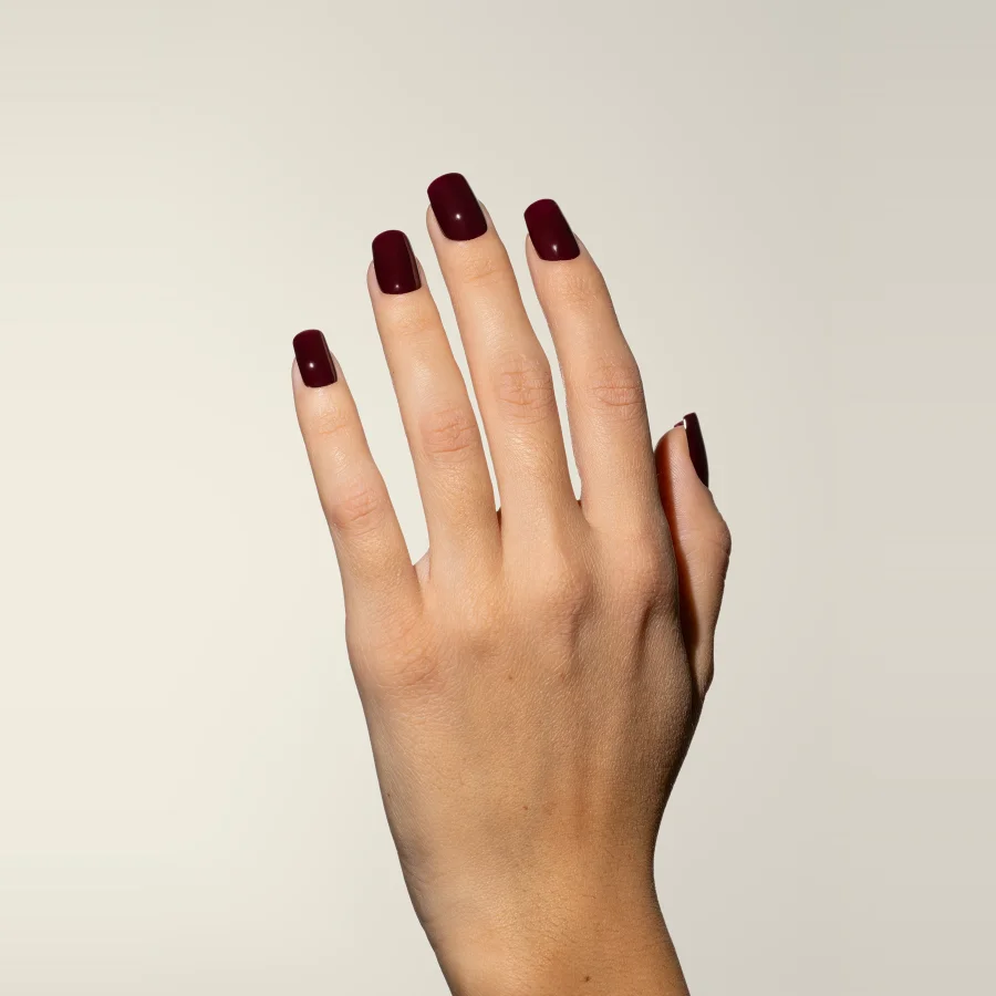 Esmalte semipermanente ciruela Pigmentix® Plum Rose 027 aplicado en uñas, Musa Nails
