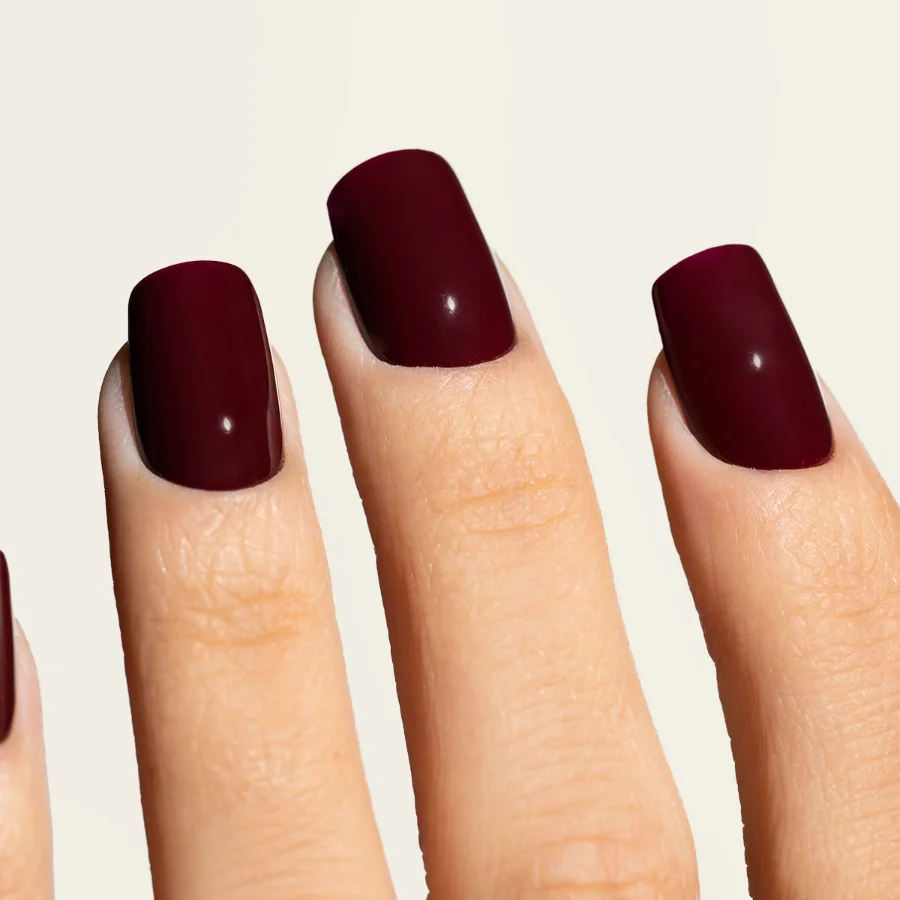 Esmalte semipermanente ciruela Pigmentix® Plum Rose 027 aplicado en uñas, Musa Nails