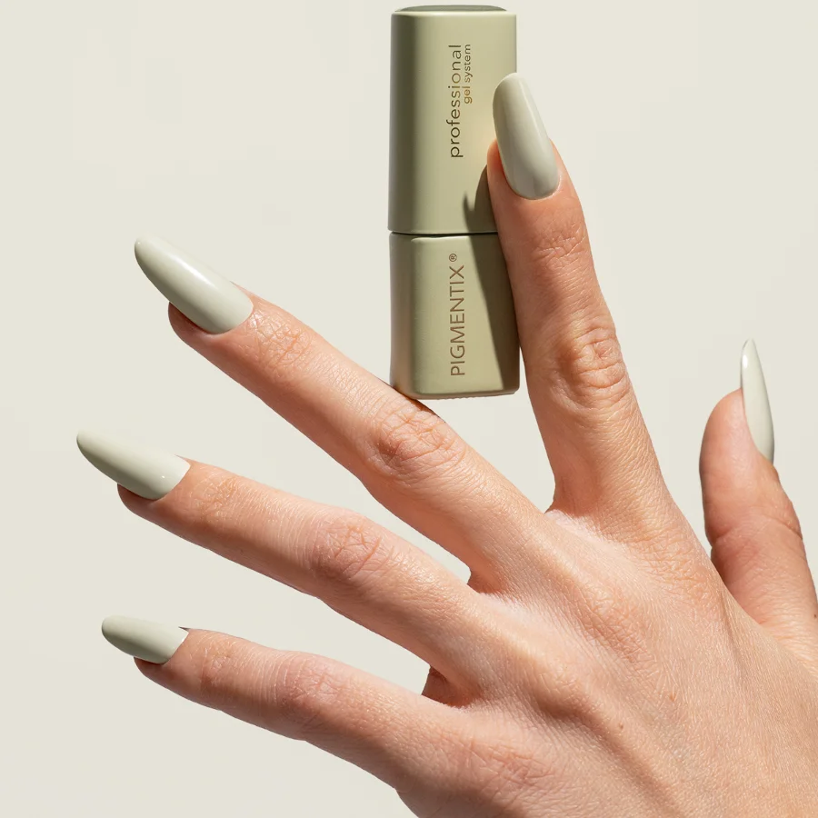 Esmalte semipermanente verde salvia Pigmentix® Salvia 049 aplicado en uñas, Musa Nails