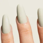 Esmalte semipermanente verde salvia Pigmentix® Salvia 049 aplicado en uñas, Musa Nails