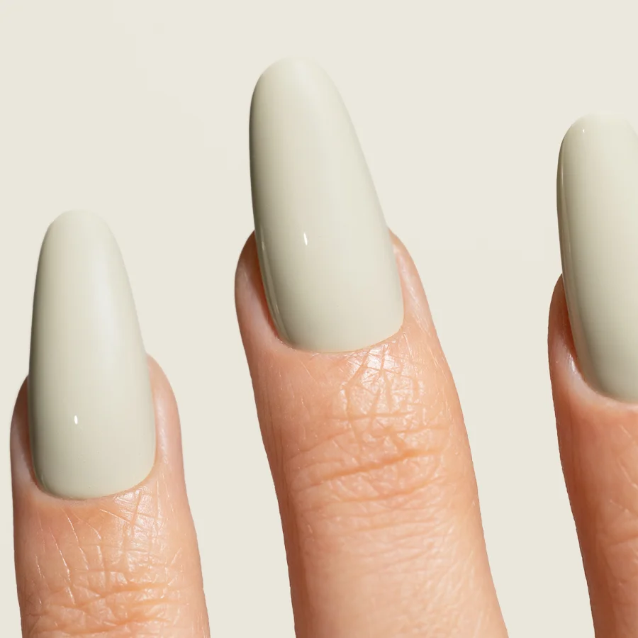 Esmalte semipermanente verde salvia Pigmentix® Salvia 049 aplicado en uñas, Musa Nails