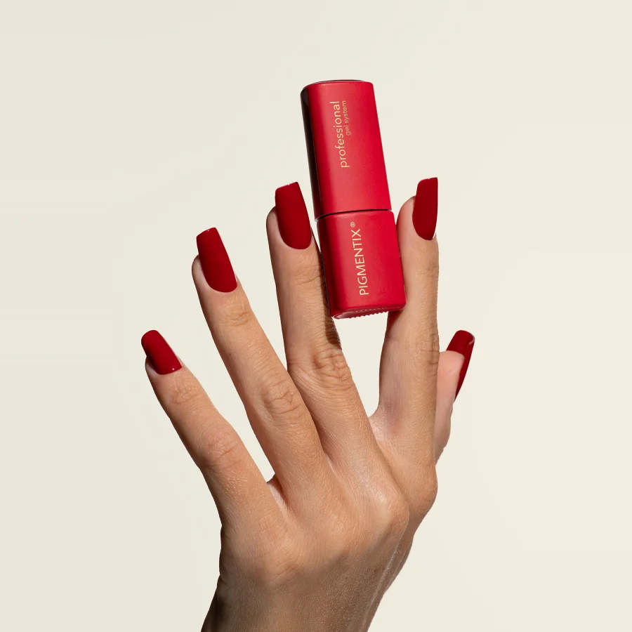 Esmalte semipermanente rojo escarlata Pigmentix® Scarlet 011 aplicado en uñas, Musa Nails
