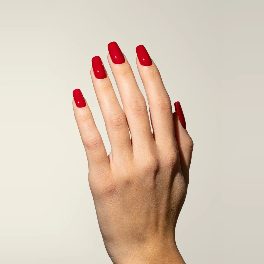 Esmalte semipermanente rojo escarlata Pigmentix® Scarlet 011 aplicado en uñas, Musa Nails