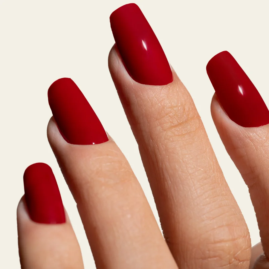 Esmalte semipermanente rojo escarlata Pigmentix® Scarlet 011 aplicado en uñas, Musa Nails