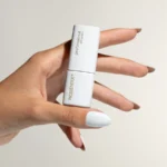 Esmalte semipermanente blanco nieve Pigmentix® Snow White 020 aplicado en uñas, Musa Nails