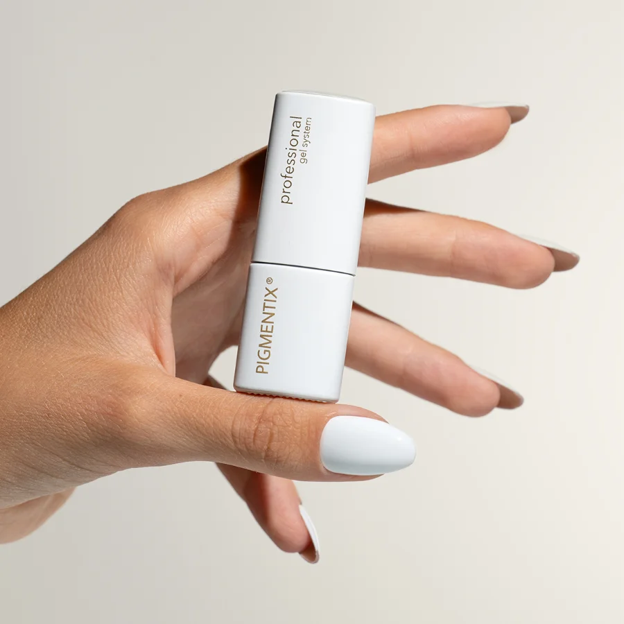Esmalte semipermanente blanco nieve Pigmentix® Snow White 020 aplicado en uñas, Musa Nails