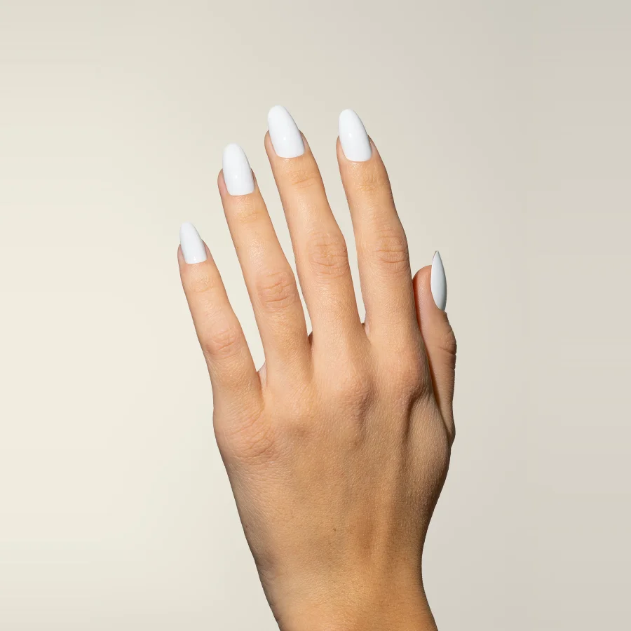 Esmalte semipermanente blanco nieve Pigmentix® Snow White 020 aplicado en uñas, Musa Nails