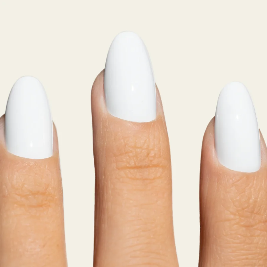 Esmalte semipermanente blanco nieve Pigmentix® Snow White 020 aplicado en uñas, Musa Nails