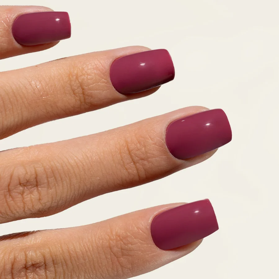 Esmalte semipermanente vino tinto Pigmentix® Vin Rouge 025 aplicado en uñas, Musa Nails