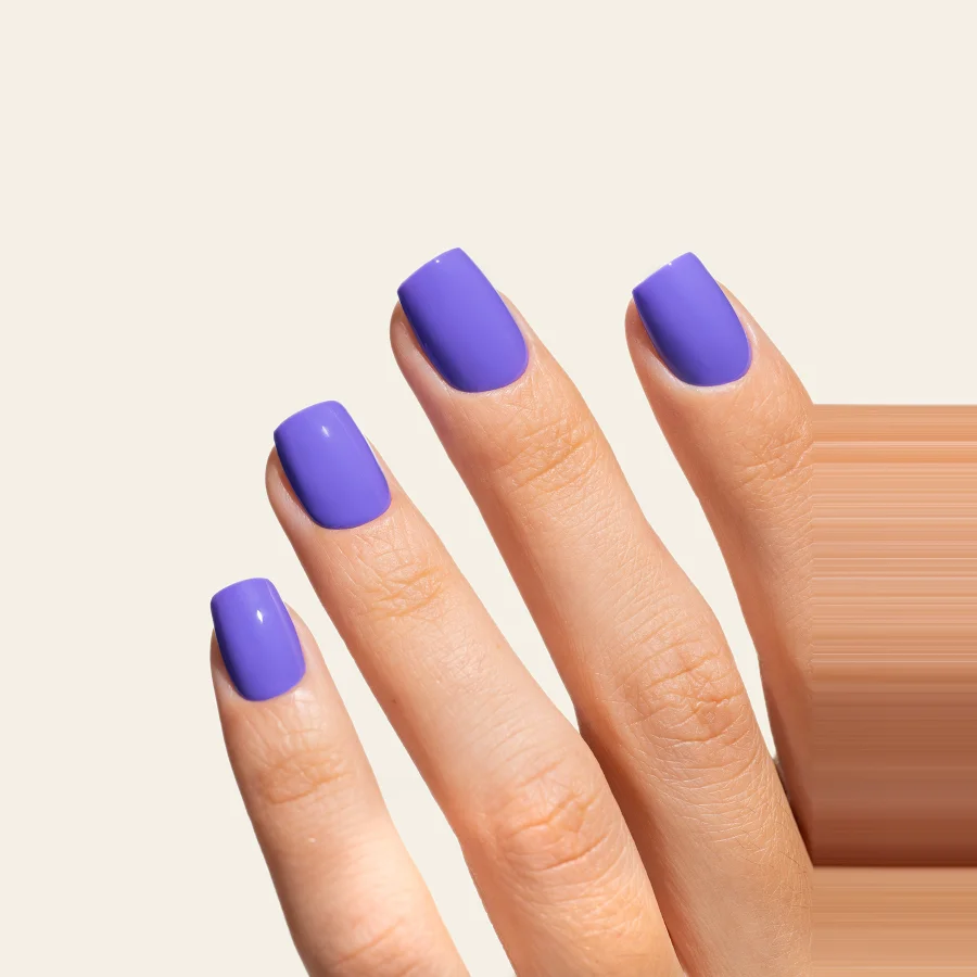Esmalte semipermanente lila azulado Pigmentix® Violet Sky 53 aplicado en uñas, Musa Nails