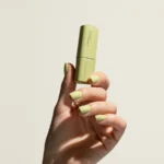 Esmalte semipermanente verde wasabi Pigmentix® Wasabi 048 aplicado en uñas, Musa Nails