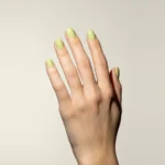 Esmalte semipermanente verde wasabi Pigmentix® Wasabi 048 aplicado en uñas, Musa Nails