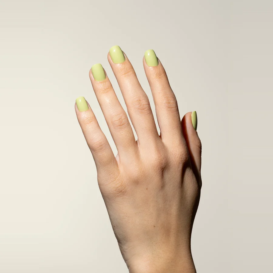 Esmalte semipermanente verde wasabi Pigmentix® Wasabi 048 aplicado en uñas, Musa Nails