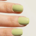Esmalte semipermanente verde wasabi Pigmentix® Wasabi 048 aplicado en uñas, Musa Nails