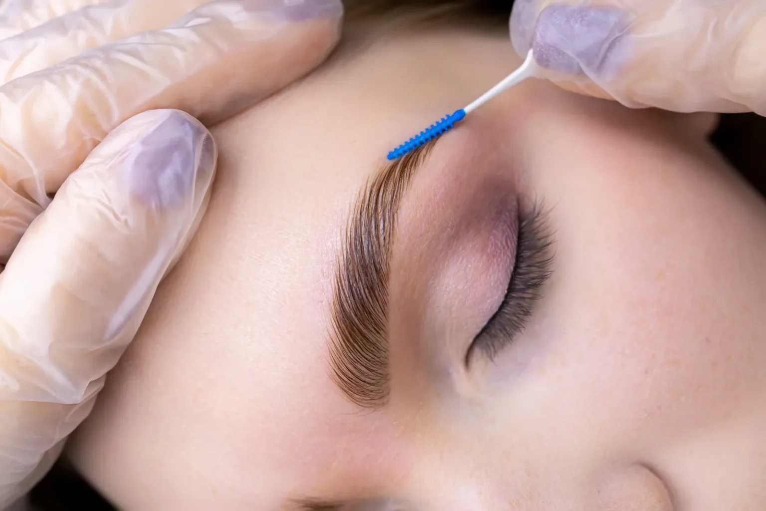 ¿Qué es el laminado de cejas? Cuánto dura, cuidados y si se puede teñir