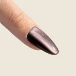 Uña con esmalte ojo de gato marrón ciruela Cat Eye Seda 17 – Musa Nails