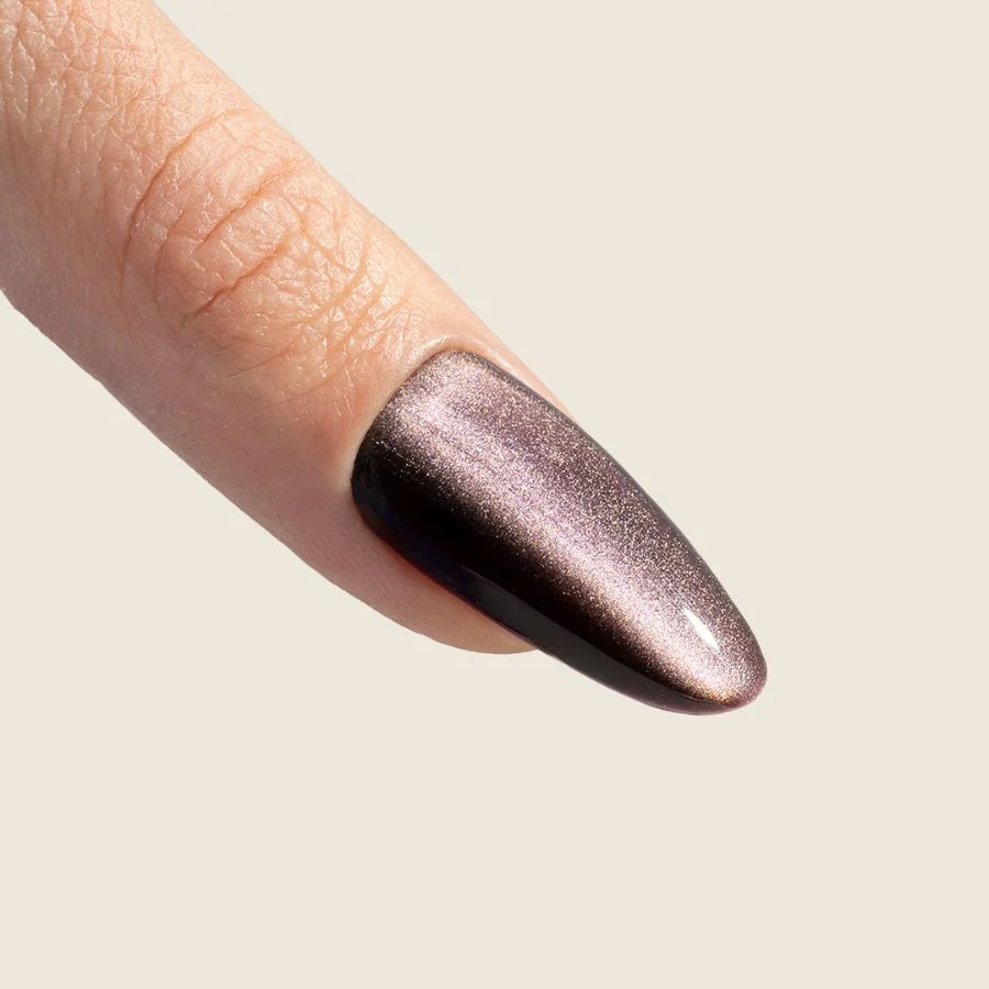 Uña con esmalte ojo de gato marrón ciruela Cat Eye Seda 17 – Musa Nails