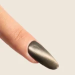 Uña con esmalte ojo de gato verde musgo CY10 de la colección Noor – Musa Nails