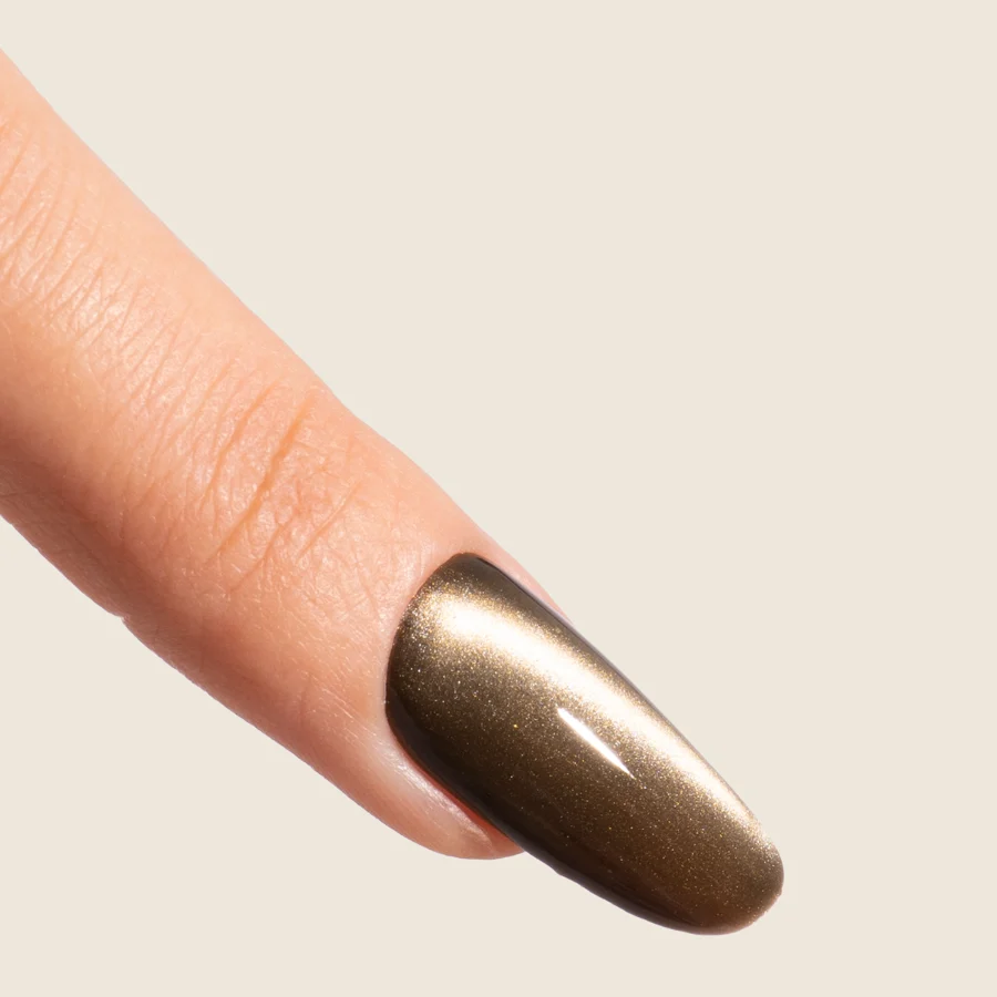 Uña con esmalte ojo de gato caqui dorado CY12 de la colección Noor – Musa Nails