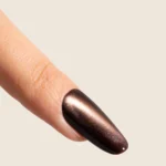 Uña con esmalte ojo de gato marrón espresso CY15 de la colección Noor – Musa Nails