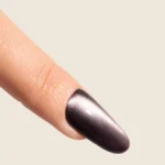 Uña con esmalte ojo de gato gris plomo CY18 de la colección Noor – Musa Nails