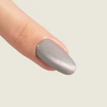 Uña con esmalte ojo de gato gris Cat Eye 001 y banda de luz plateada, Musa Nails